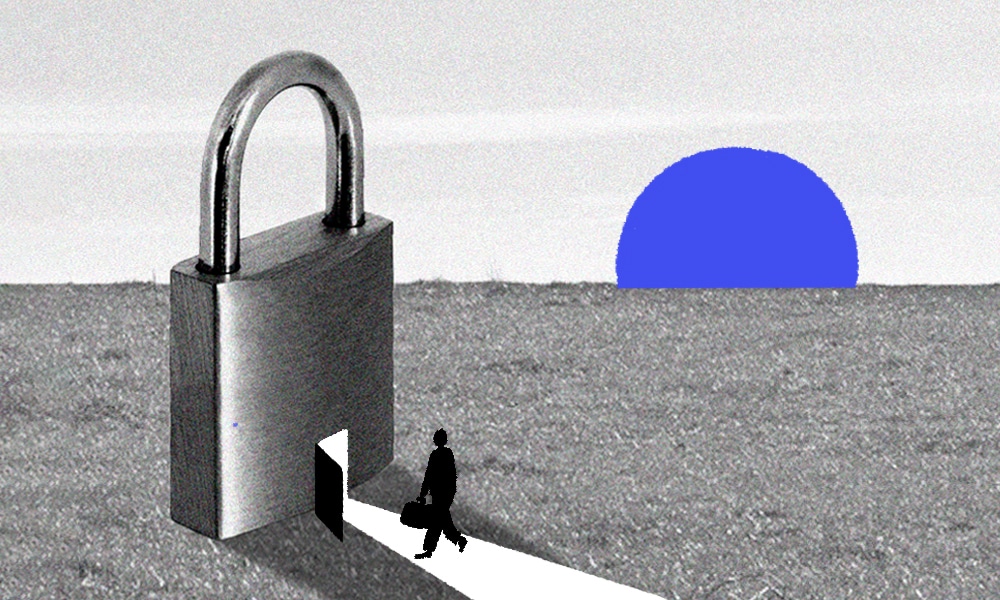 persona entrandando a un candado, ilustrando la seguridad antes las estafas financieras